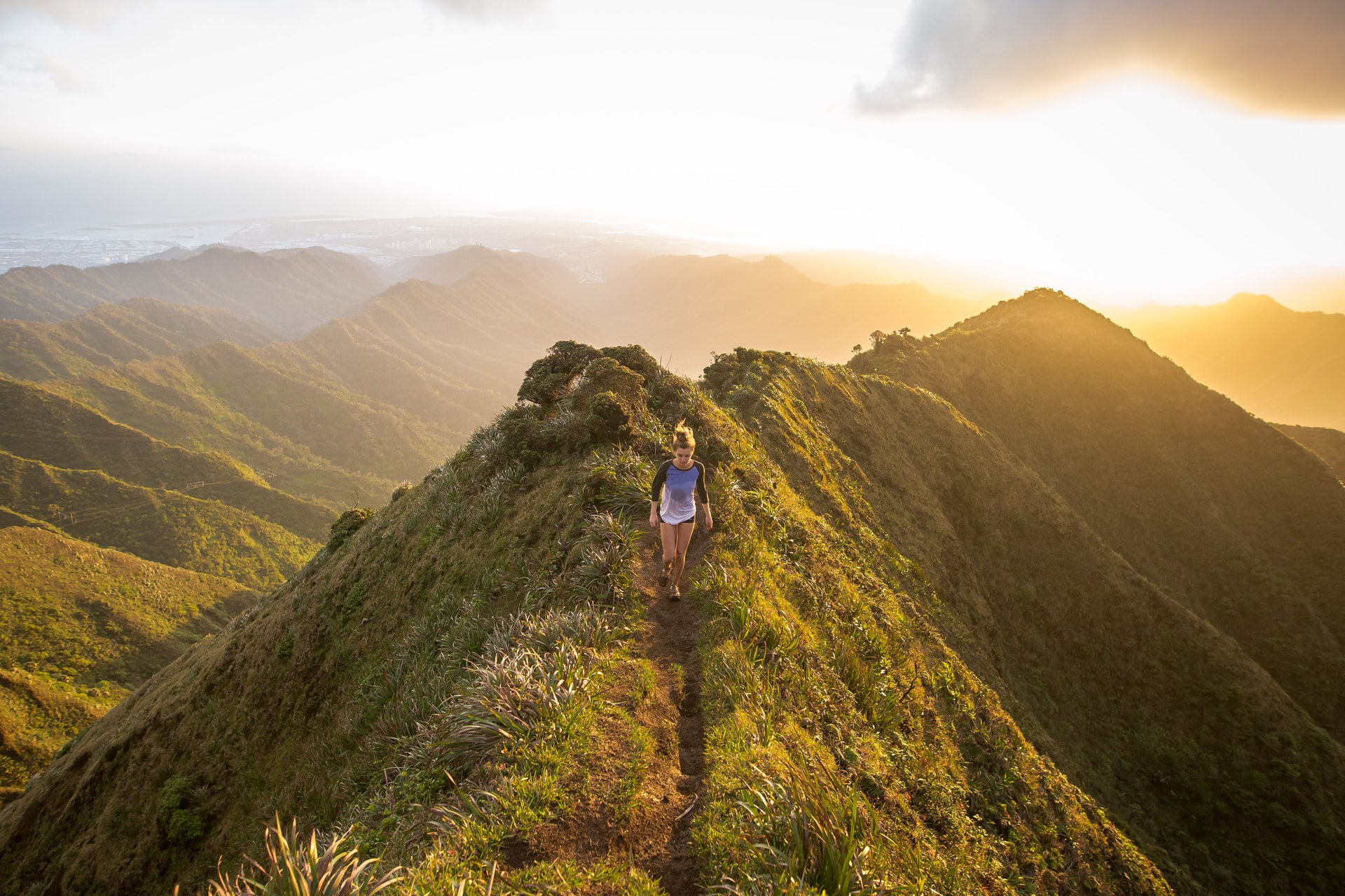 Jeune femme dans les montagnes qui suit un chemin personnel