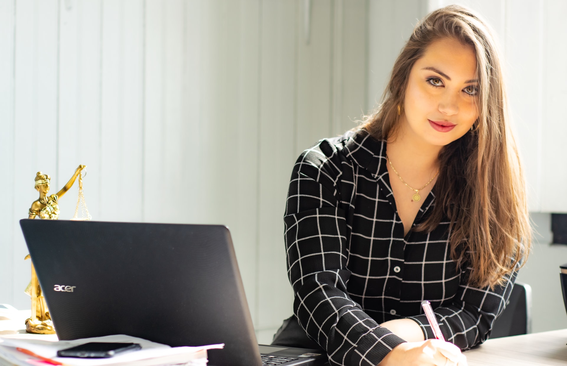 Femme travaille emploi complementaire