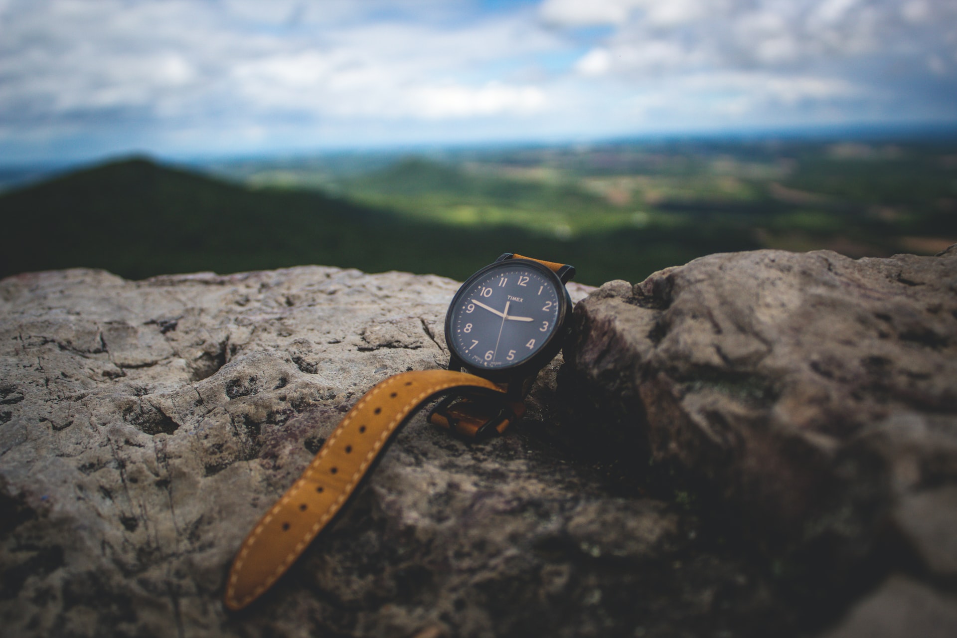Montre sur rocher avec affichage de l'heure Montre sur rocher avec affichage de l'heure
