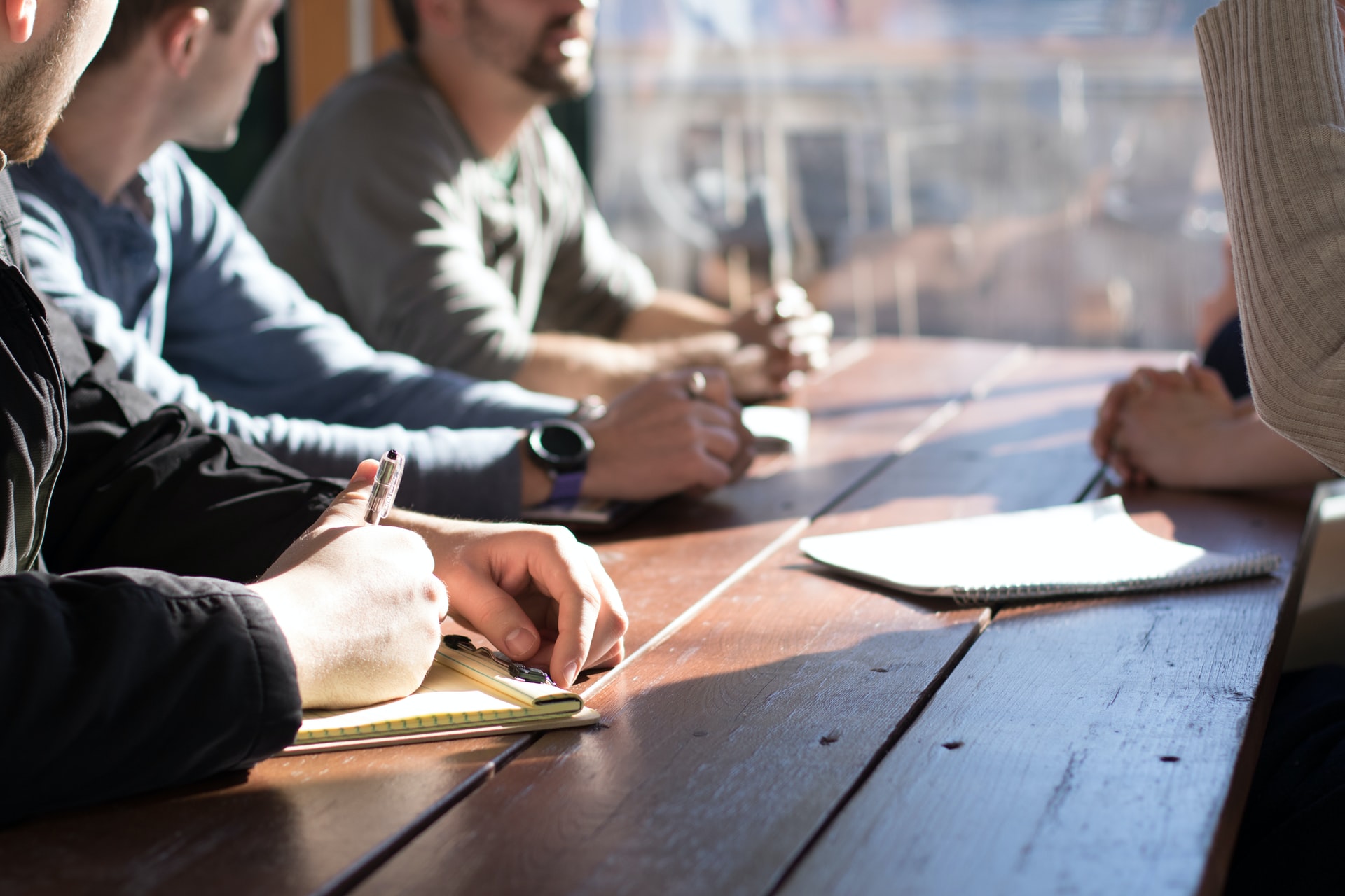 Réunion entre personnes autour d’une table à un salon dédié à l’emploi Réunion entre personnes autour d’une table à un salon dédié à l’emploi